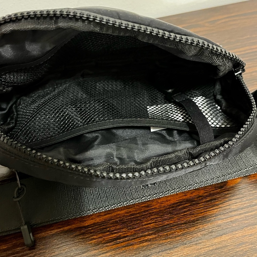 LOLE Unisex Belt Bag Zippered Pockets Adjustable Strap Water Resistant Nylon EUC - Picture 5 of 6